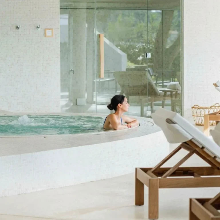 Frau in einem Whirlpool im Spa des Hortensias du Lac